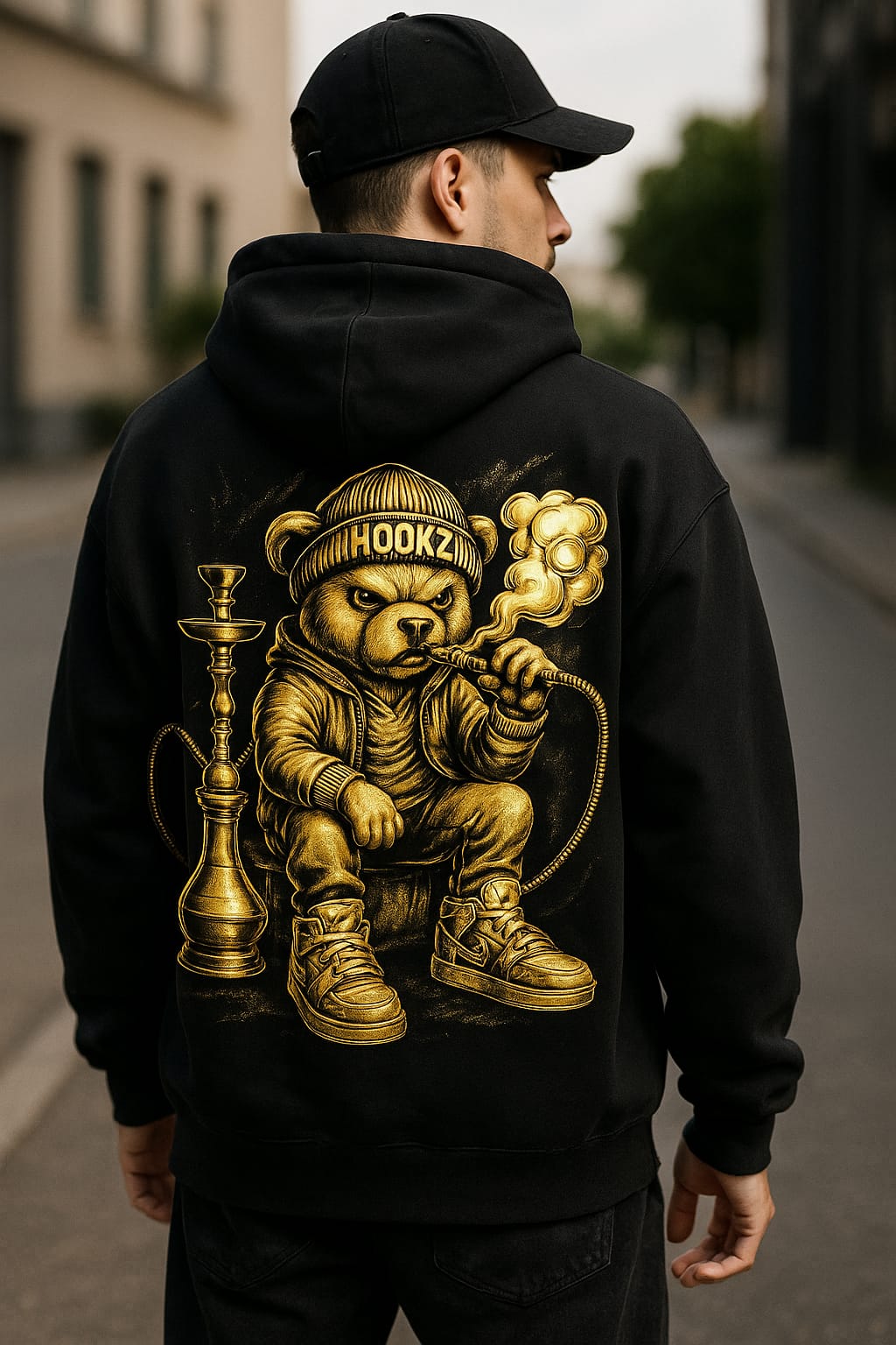 Modelo llevando sudadera negra Hookz con logo frontal en oro foil, estilo street premium
